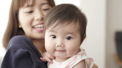 赤ちゃんを抱きしめるお母さん