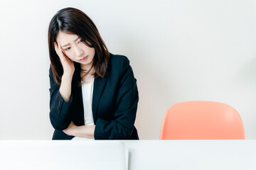 デスクワーク 悩む女性