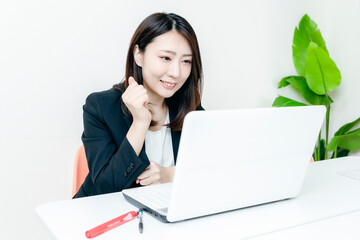 デスクワーク がんばる女性