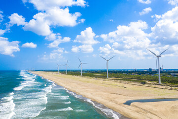 茨城県の海岸沿いに並んだ風力発電	
