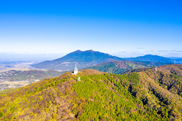 宝篋山（ホウキョウサン）の山頂と筑波山　茨城県