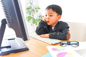 オフィスで働く子供ビジネスマン