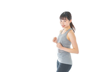 ランニングをする若い女性