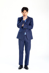 흰 배경 앞에 정장 입은 고민하는 30대 한국 남자