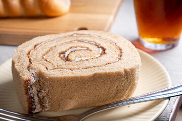 ロールケーキと置かれた銀のフォーク