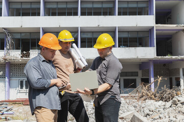 Plakat Demolition control supervisor and contractor discussing on demolish building.