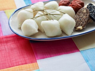 한국 전통음식 송편과 강정 그리고 대추
