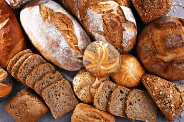 Foto auf Acrylglas Bäckerei Verschiedene Backwaren, darunter Brotlaibe und Brötchen