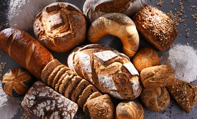 Badkamer foto achterwand Diverse bakkerijproducten, waaronder broden en broodjes © monticellllo