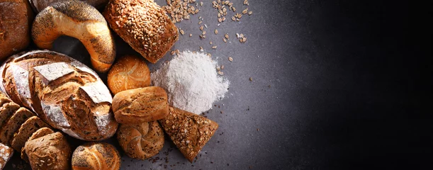 Foto op Canvas Diverse bakkerijproducten, waaronder broden en broodjes © monticellllo