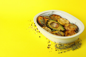 Bowl with tasty grilled peach on yellow background