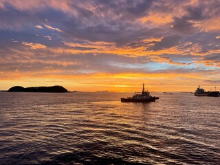 Obraz na płótnie Canvas boat at sunset