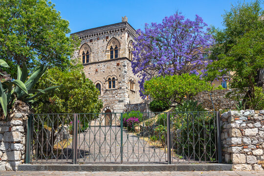 Mittelalterlicher Palazzo Duchi di Santo Stefano in der historischen Altstadt von Taormina, Sizilen, Italien