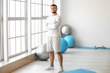 Obraz premium Male physiotherapist in rehabilitation center