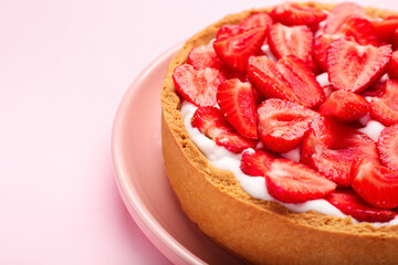 Plate with tasty strawberry pie on color background, closeup