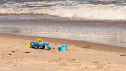 Zabawka na plaży - obrazy, fototapety, plakaty