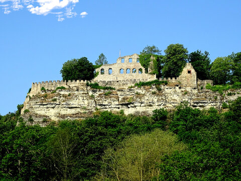 Die Karlburg oberhalb Karlstadts. Auf einem Felssporn oberhalb von Karlstadt am Main befindet sich die Ruine der Burg aus dem 8. Jahrhundert.
