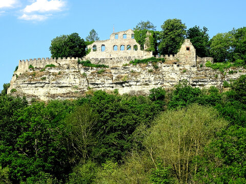 Die Karlburg oberhalb Karlstadts. Auf einem Felssporn oberhalb von Karlstadt am Main befindet sich die Ruine der Burg aus dem 8. Jahrhundert.