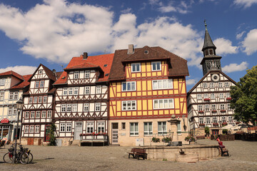 Fototapeta premium Fachwerkschönheit Bad Sooden-Allendorf; Allendorfer Marktplatz mit Marktbrunnen und Rathaus