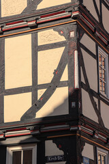 Hessisches Fachwerkdetail; Eckständer mit gebogenen Streben am Marktplatz von Allendorf (Bad...