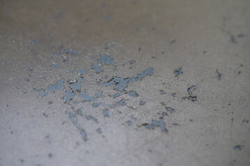The PTFE-coated pan is damaged and should therefore be replaced. Otherwise there is a risk of toxic fumes being released, which can lead to flu-like symptoms Teflon fever, polymer fever.