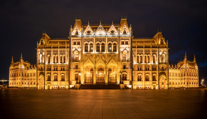Fototapeta na wymiar Parliament in Budapest at night