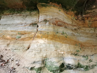 Fels mit Gesteinsschichten