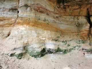 Gesteinsschichten in hellem Sandstein