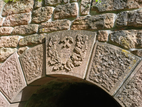 Eingang zu einer Mine im Bergbau mit Beschriftung Gl&uuml;ck auf