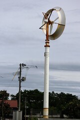 日本の海岸近くの風車