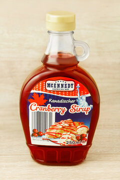 Mcennedy Cranberry Sirup auf Holz