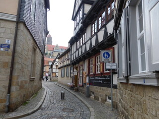 Fototapeta na wymiar Quedlinburg, Alemania. Precioso pueblo aleman para disfrutar de sus calles empedradas y sus casas entramadas.
