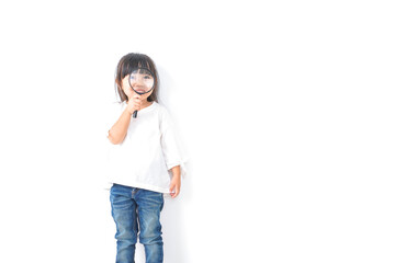 Fototapeta premium 虫眼鏡を持つ子ども