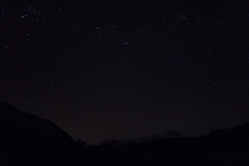 Fototapeta premium 山脈のシルエットと11月の星空