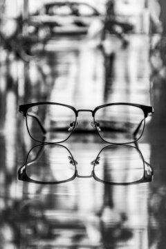 Okulary korekcyjne na tle monitora