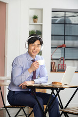 카페에서 커피 한잔하며 휴식을 하고 있는 직장인, 프리랜서