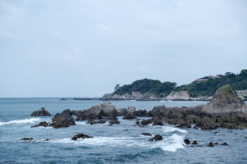 岩のある荒れた海