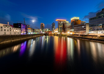 Düsseldorf Hafen Rhein Deutschland NRW Fluss Blaue Stunde Stadt Skyline Abend Nacht Lichter...