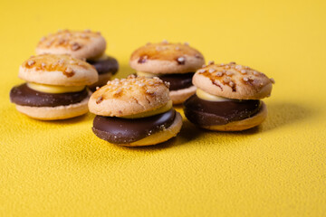 ハンバーガーの形をしたビスケット