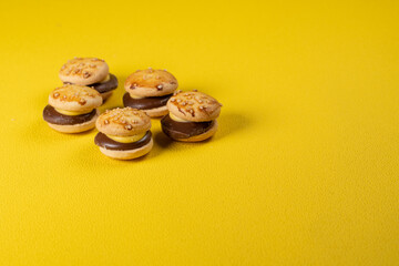 ハンバーガーの形をしたビスケット