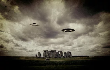 Photo sur Plexiglas UFO Navire OVNI au-dessus de Stonehenge - concept de construction d& 39 un stonehenge par des extraterrestres - Contient un filtre vintage avec de forts artefacts sonores