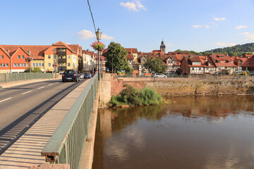 Obraz premium Witzenhausen; Blick von der Werrabrücke auf die Stadt