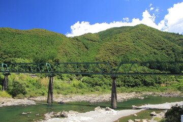 Fototapeta na wymiar 高知県　四万十川に架かる予土線の鉄橋