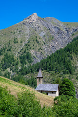 Chapelle solitaire du hameau des Agneliers dans les Alpes-de-Hautes-Procence dans le col d'Allos en été