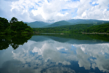 群馬県嬬恋村　バラギ湖　湖面に映る四阿山