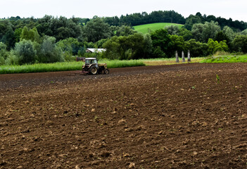 Maszyna, traktor pracujący na dużym polu. 