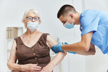 Obraz premium male doctor giving an injection immunization safety patient treatment