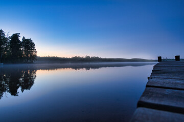 Neue Wege, Abendstimmung am See. Leichter Nebel im Hintergrund 
