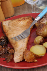 Steak d'espadon cuit avec des pommes de terre à la fleur de sel avec des oignons confits en gros...