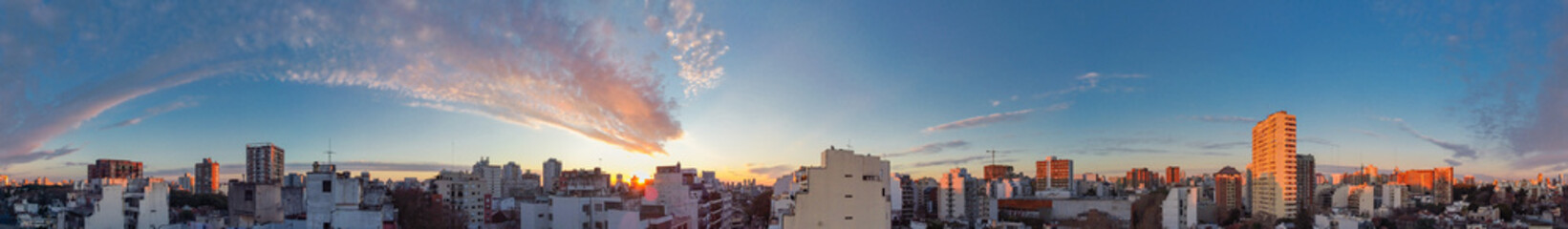 Panoramica de un atardecer nublado